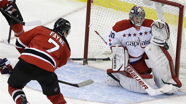 Brank Michal Neuvirth z Washingtonu el anci Marka Faynea z New Jersey.