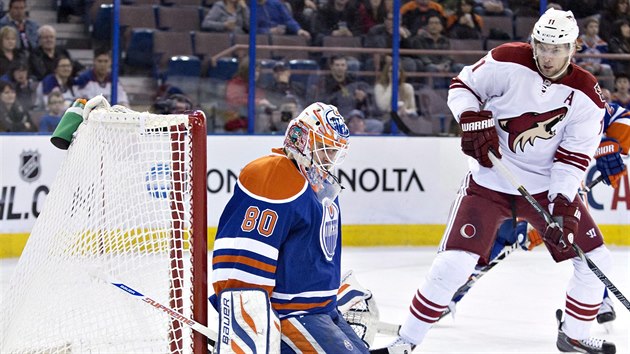 Martin Hanzal z Phoenixu v anci ped edmontonskm brankem Ijou Bryzgalovem.