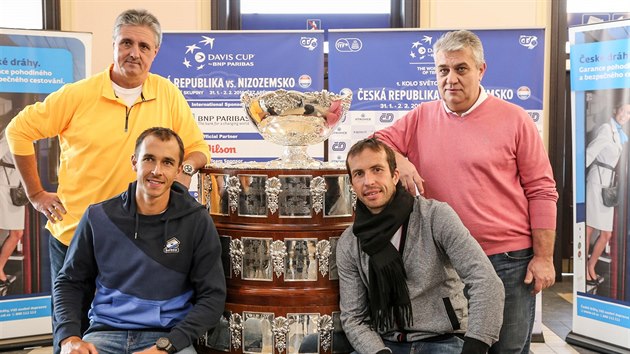 Po pjezdu do Ostravy si u Davis Cupu zapzovali nehrajc kapitn Jaroslav Navrtil, Luk Rosol, Radek tpnek a Dalibor Madej, nmstek primtora Ostravy.