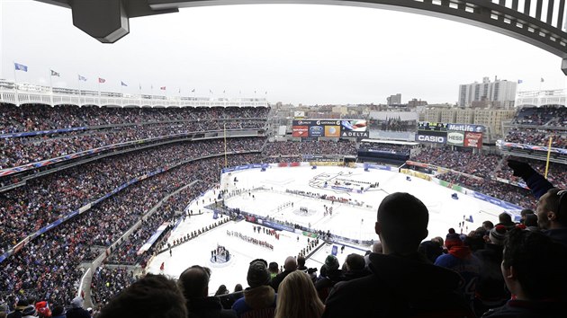 Pohled z hledit Yankee Stadium na ledovou plochu.