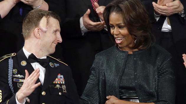 Michelle Obamov a vedle n vetern z Afghnistnu Cory Remsburg (29. ledna 2014).