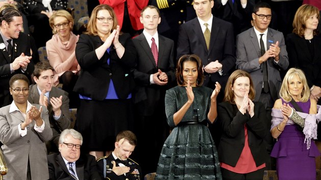 Obamovu poselství tleskala jak manželka Michelle, tak žena viceprezidenta Bidena Jill (ve fialových šatech vpravo). Vedle první dámy pak čestné místo zaujímal válečný veterán (29. ledna 2014).