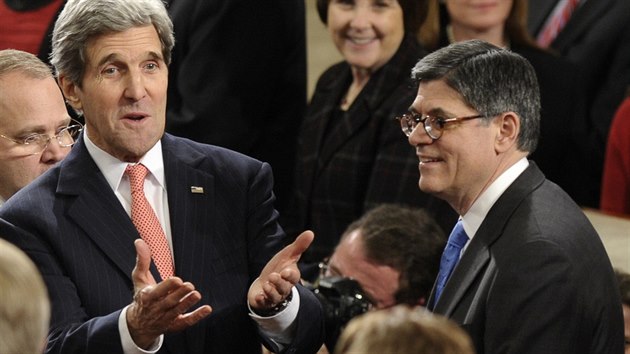 Ministr zahraničí John Kerry a ministr financí Jack Lew naslouchali Obamově proslovu k národu (29. ledna 2014).