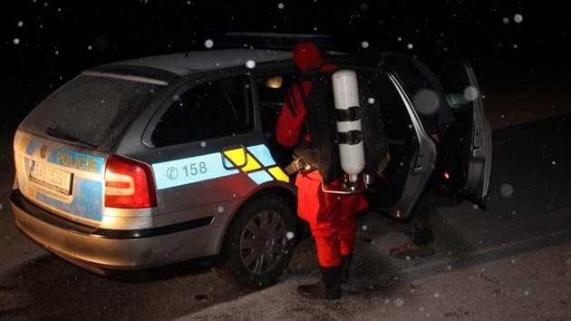 Ptatyicetilet idi vozu Land Rover vjel ve tvrtek ped plnoc do rybnka Apollo v Lednici na Beclavsku. Z potopenho auta se mu podailo vas vyplavat. Vz museli vythnout hasii a potpi.