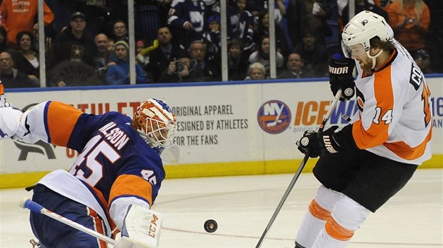 Anders Nilsson (45) z NY Islanders vyr pokus  Seana Couturiera z Philadelphie.
