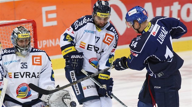 Kladensk Michal Luk (vpravo) zakonuje na vtkovickou branku.