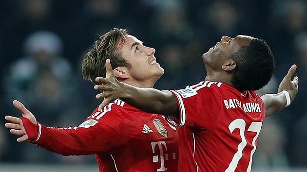 Mario Gtze (vlevo) a David Alaba slav gl Bayernu Mnichov,