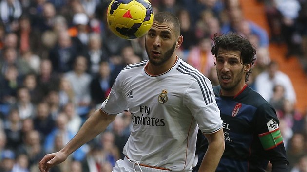 Momentka z duelu panlsk ligy mezi Realem Madrid a Granadou - na snmku bojuje o m Karim Benzema (vlevo) s Diegem Mainzem.