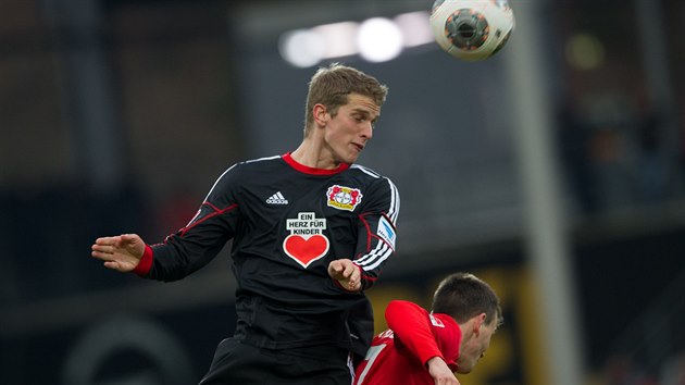 Lars Bender (vlevo) z Leverkusenu hlavi�kuje, �eský zálo�ník Freiburgu Vladimír...