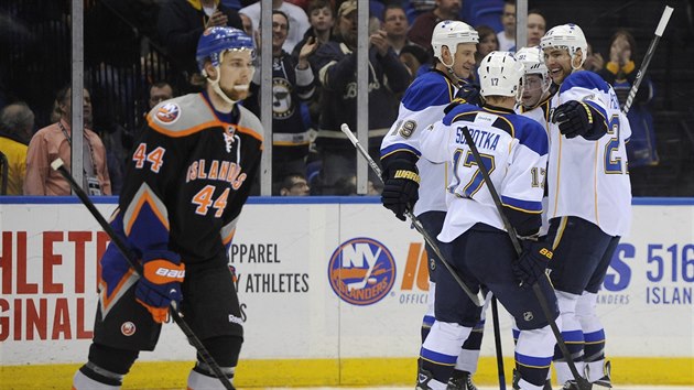 Hri St. Louis Blues (mezi nimi i zdy s slem 17 esk tonk Vladimr Sobotka) slav trefu Vladimra Tarasenka na hiti New York Islanders.