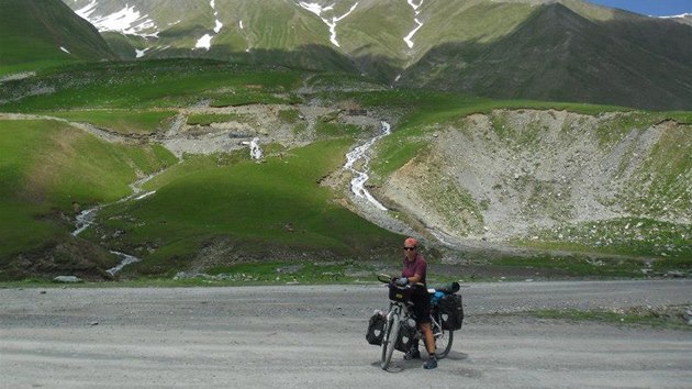 Lucie Kratochvlov na losk cyklocest z Blehradu do ny, na snmku v horch Kyrgyzstnu