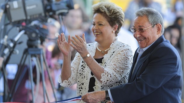 Brazilsk prezidentka Dilma Rousseffov a jej kubnsk protjek Ral Castro zahajuj provoz prvn sti obho pstavu Mariel. 