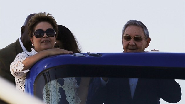 Brazilsk prezidentka Dilma Rousseffov a jej kubnsk protjek Ral Castro si na slavnostnm oteven prvnho bloku pstavu Mariel prohldli komplex z autobusu. 