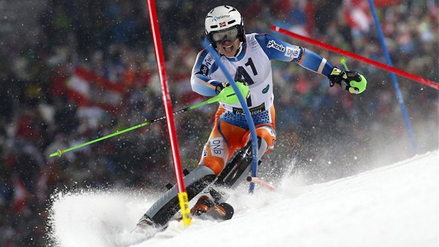 Devatenctilet Nor Henrik Kristoffersen ovldl slalom Svtovho pohru ve Schladmingu. 