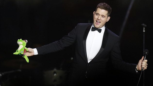 Michael Bublé odehrál svou tuzemskou koncertní premiéru 24.1. 2014 v O2 aréně. Na snímku s dárkem od fanynky.