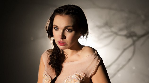 Kamila Nývltová během natáčení videoklipu k písni Je to hřích pózovala jen v šatech. 