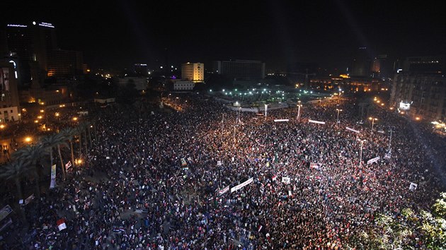 Nmst Tahrr v Khie, symbol revoluce z roku 2011, se opt zaplnilo. (Egypt, 25. ledna 2014)