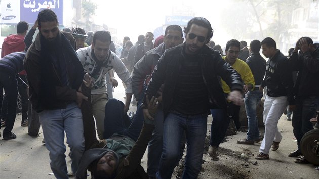 Pznivci Muslimskho bratrstva a svrenho prezidenta Mursho odnej zrannho mue z demonstrace v Khie (Egypta, 25. ledna 2014).