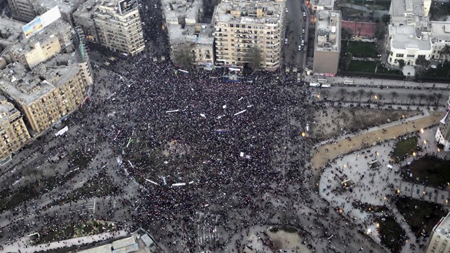 Leteck pohled na nmst Tahrr, kde se shromdili zejmna pznivci vldy prozatmnho prezidenta Mansra (Khira, 25. ledna 2014).