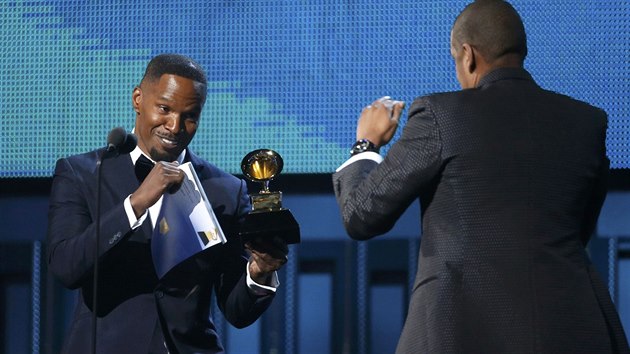 Jamie Foxx předává cenu raperovi Jay-Z za skladbu Holy Grail. A došlo i na přátelský box. (Grammy 2013)