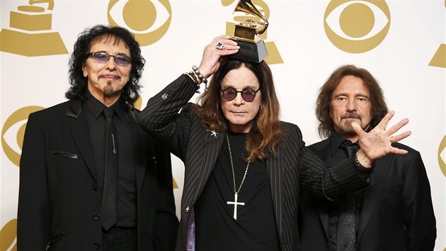 Tony Iommi, Ozzy Osbourne a Geezer Butler z Black Sabbath pzuj se sokou za nejlep metalov vkon. (Grammy 2013)