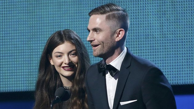 Zpvaka Lorde a producent Joel Little pebraj cenu za nejlep pse Royals. (Grammy 2013)