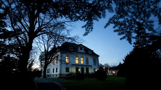 Po smrti Kram��ov�ch spravovala vilu Spole�nost dr. Karla Kram��e. Ta pronajala v roce 1938 vilu N�rodn� galerii. Po roce 1948 byla spole�nost rozpu�t�na a vila p�ipadla st�tu.