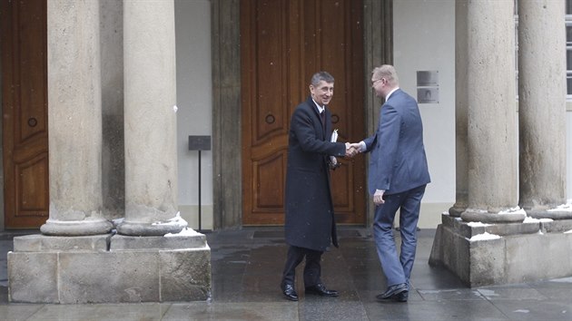 Prezident Milo Zeman si na Hrad pozval adepty na ministry. Prvn dorazil Andrej Babi, po nm Pavel Blobrdek. (22. ledna 2014)