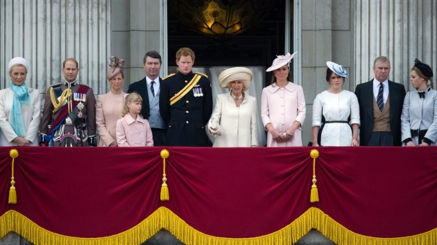 lenov britsk krlovsk rodiny: princezna Michael z Kentu je prvn zleva (15. ervna 2013).