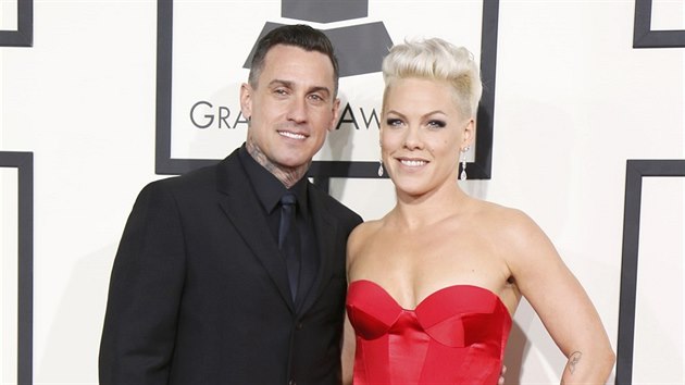 Zpěvačka Pink a její manžel Carey Hart na cenách Grammy (Los Angeles, 26. ledna 2014)