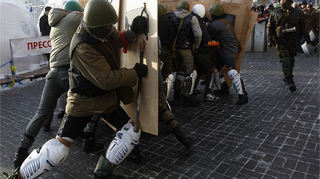 Protest na nmst Nezvislosti se astn i stoupenci radikln a krajn pravicov skupiny Prav sektor. Vlda a prezident Janukovy je oznauj za fanatick teroristy. Pro opozin vdce jsou uitenou avak zrove nebezpenou zbran. (25. 1. 2014)
