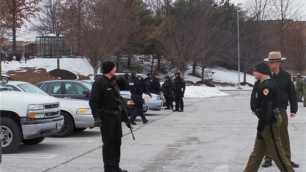 Pi stelb v americkm nkupnm stedisku zemeli nejmn ti lid. (25. 1. 2014)