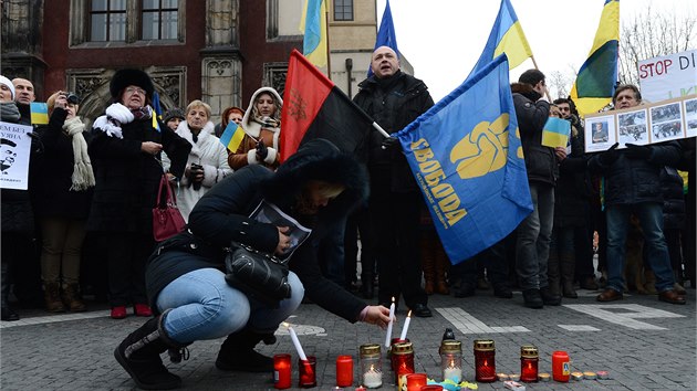 Smuten prvod na pipomenut obt protivldnch demonstrac na Ukrajin proel 26. ledna od kostela Nejsvtjho Salvtora na Staromstsk nmst v Praze. (26. 1. 2014)