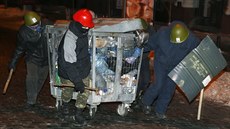 Kyjev: kontejner na odpadky, ideální materiál na budování barikád (26. ledna...