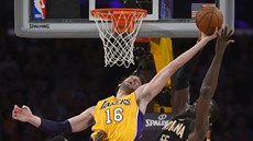 Po odraeném míi se natahují Pau Gasol z LA Lakers a Roy Hibbert z Indiany