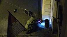 Ta�ku s plechovkou zkontroloval policejní pyrotechnik v bezpe�nostním skafandru.