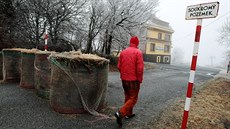 Balíky slámy a betonové skrue bránily v pístupu od vleku ke sjezdovce.