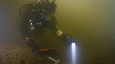 Potápi prozkoumali dno Vltavy pod Karlovým mostem