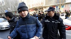 Policie pivádí k  soudu Sü '-jungova advokáta.