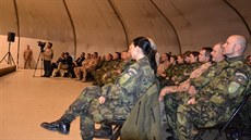 Vojáci v Afghánistánu pi diskusi s Miloem Zemanem.