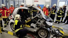 Daimler vyrábí krom� mercedes� také smarty. Na jejich superpevné rámy také mají...