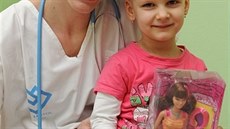 Terezka s d�tskou onkolo�kou Lucii Cingro�ovou a novou panenkou