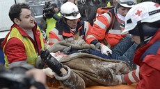 Záchranái v centru Kyjeva oetovali desítky poranných lidí (22. ledna 2014).