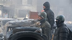 Prostestující hlídkují na jedné z barikád v centru Kyjeva. (24. ledna 2014)