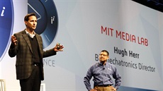 Vlevo bionické nohy Hugh Herra, vpravo "obyejné" nohy zamstnance SolidWorksu