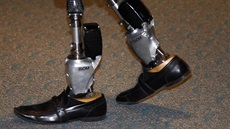 Vlevo bionické nohy Hugh Herra, vpravo "obyčejné" nohy zaměstnance SolidWorksu