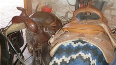 Z útulku pro kon� Bianka v �ir�i zlod�j odnesl i tato dv� westernová sedla...