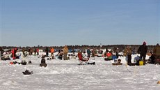 Lov probíhá na zamrzlém jezeře Gull u městečka Brainerd v Minnesotě. 