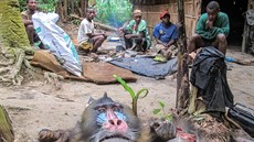 Zadr�ení pytláci ve svém tábo�e. V pop�edí u�íznutá hlava a kon�etiny �erstv�...