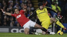 Gólman Petr �ech z Chelsea metr od brankové �áry d�lá drzou kli�ku dotírajícímu...
